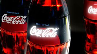 Gewinner in der Kategorie Neues Material: "OLED – Eine leuchtende Zukunft", eingereicht von: Karl Knauer AG. Die Jury zeichnet die wahrscheinlich weltweit erste leuchtende Verpackung mit gedruckten, flexiblen organischen Leuchtdioden (OLEDs) aus. Das Packhilfsmittel ist eine tolle Weiterentwicklung im Bereich Smart Packaging und zukunftsweisend für gedruckte Elektronik und die Markeninszenierung am POS oder POA wird auf ein neues Level (auch bei tagheller Umgebung) „gebeamt“. (DVI Deutsche Verpackungsinstitut e.V.)