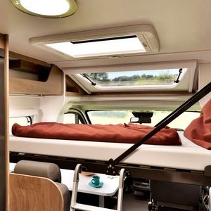 Im V347 gibt es ein Klappbett.(Bild:  Carado)