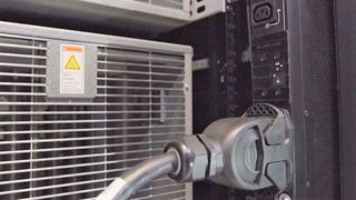 Harting hat bewiesen, dass man mit der richtigen Steckertechnik (wie hier mit dem System Han-Eco) im Rechenzentrum nur noch halb soviel Energie aufwenden muss als mit üblichen CCE-Steckern. Lesen Sie hier, was das bedeutet... (Bild: Harting)