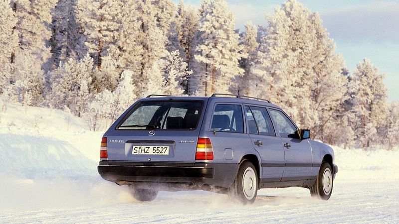 Der Kombi der Baureihe 124 trägt bei Mercedes traditionell die Verkaufsbezeichnung T-Modell (T = Touristik & Transport), als Typenbuchstaben bekam er jedoch wie beim Vorgänger das S vorangestellt, also S 124. Er wurde im September 1985 auf der IAA präsentiert. Der Kombi war serienmäßig mit Teppichboden im Kofferraum ausgeschlagen, und auch mit Leder ließ sich das Interieur aufwerten. Außerdem gab es erstmals eine elektrisch schließende Kofferraumklappe, die sogenannte Zuziehhilfe. Die T-Modelle besaßen eine Raumlenker-Hinterachse, serienmäßig mit hydropneumatischer Niveauregulierung kombiniert, sowie eine Dämpferbein-Vorderachse. (Bild: Mercedes-Benz)
