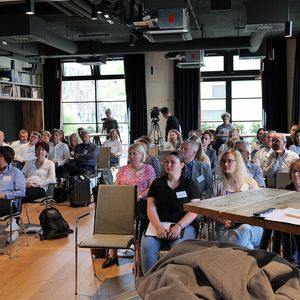 Mehr als 30 Bildungsexperten von Herstellern und Importeuren waren zur Jahrestagung gekommen, um die zertifizierten Weiterbildungen an neue Anforderungen anzupassen.(Bild:  Schmidt - VCG)