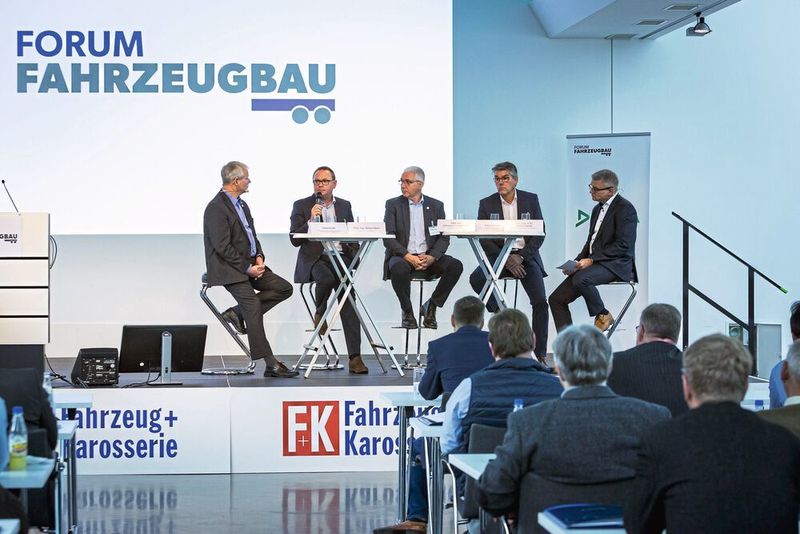 Bei der Podiumsdiskussion zum Thema WLTP diskutierten unter der Leitung von ZKF-Vizepräsident Claus Evels (li.) und ZKF-Geschäftsführer Nutzfahrzeuge Dierk Conrad (re.) folgende Vertreter herstellender Betriebe: (v. li.) Jürgen Spier, Geschäftsführender Gesellschafter Spier GmbH, 
Johannes Lampferhoff, Geschäftsführer Karosseriebau Lampferhoff, und Ulrich Weihe, Leiter Produktmanagement und Compliance Eggers Fahrzeugbau. (Bausewein)