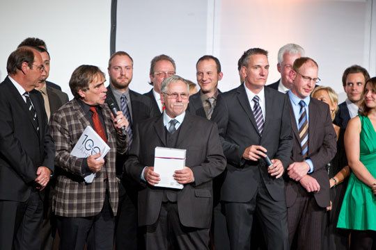 Franz Lamprecht, der Gewinner des Wettbewerbs „Der treueste Leser“ von »kfz-betrieb« erhält seinen Preis, ein i-Pad (VBM)