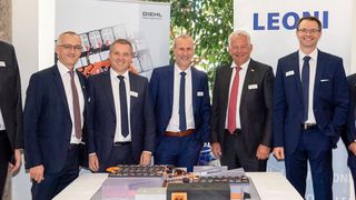Leoni und Diehl arbeiten künftig bei Hochvolt-Batteriesystemen für Elektro- und Hybridfahrzeuge zusammen. Im Bild das Management beider Unternehmen. (Leoni)