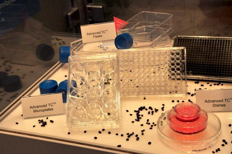 Advanced TC sind Zellkultur-Produkte von Greiner Bio-One mit einer neuartigen Polymermodifikation, die die Anheftung und Kultivierung anspruchsvoller Zellen verbessert. (Archiv: Vogel Business Media)