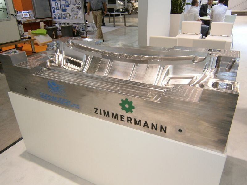 Und ab hier erleben Sie immer wieder, was es sonst noch so auf der Premiere der Moulding Expo zu erleben gab. Mit dabei sind ein Trabi, ein BMW i8, diverser Boliden der Formula Student, ein Rennsimulator, Bauteile, Werkzeugmaschinen und vieles Mehr...die Moulding Expo hat gemäß den Aussagen der Initiatoren ihr Versprechen erfüllt, der Branche eine neue, optimierte Präsentationsplattform zu bieten. (Bild: Königsreuther)