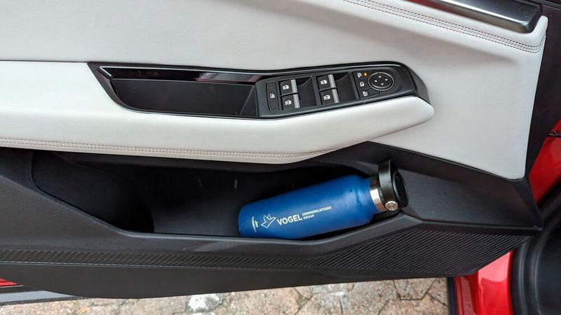 In den Türtafeln lassen sich nur kleine Flaschen mehr schlecht als recht unterbringen. Für ein Familienauto ist das ein bisschen dünn. (Bild: Rosenow – VCG)