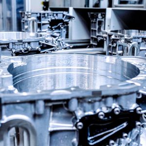 Mit hochkomplexer Automatisierung durchlaufen die Gehäuse für vier verschiedene E-Mobilitäts-Antriebseinheiten mehrere Schritte im Nachbearbeitungsprozess.(Bild:  GF Casting Solutions)