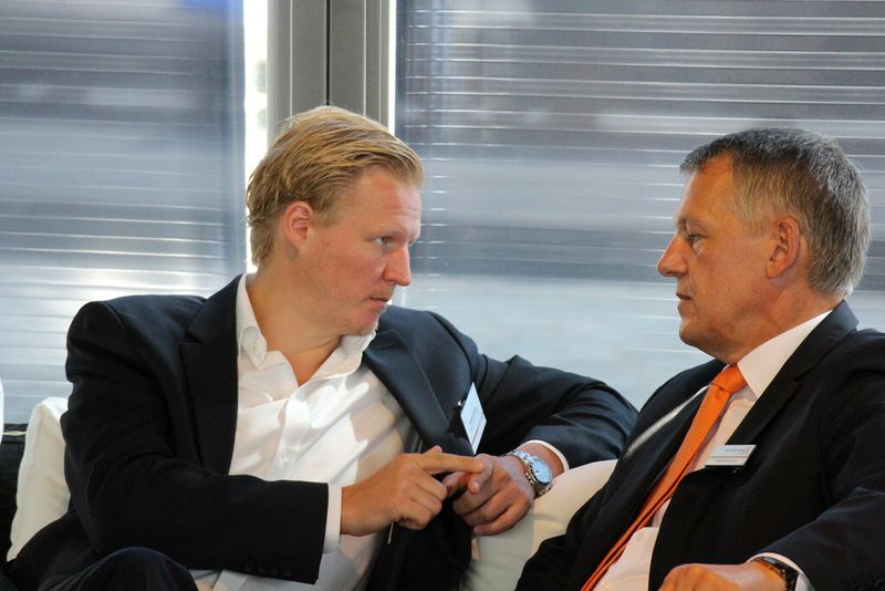 In der Lounge-Zone: Daniel Lehmann (Global Access) und Ralph Warmbold (Nordanex) (Bild: Nordanex)