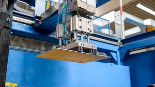 Das Schoeller Werk hat in ein Sägesystem für den absolut sauberen Schnitt an längsnahtgeschweißten Edelstahl-Leitungsrohren von 8 bis 10 mm Durchmesser investiert – das zahlt sich nun aus. (Schoeller Werk)