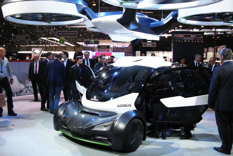 In Genf ist es gar nicht so einfachen, freien Blick auf das Exponat zu bekommen. (Seyerlein / »kfz-betrieb«)