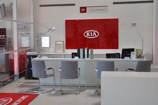 Neben Rot dominiert die Farbe Weiß den Auftritt des Autohauses. (Archiv: Vogel Business Media)