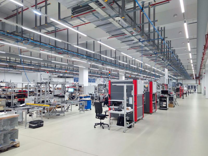 Mit der Integration von Montage-, Druck- und Logistikbereichen werden in der neuen Halle durchgängige Prozesse entlang der Wertschöpfungskette gewährleistet.  (Bild: Zollner AG)