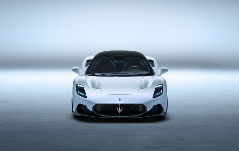 Ein Sportwagen der alten Schule: flache Haube, hochkant geschlitzte LED-Scheinwerfern, vordere Kotflügel, die über die Fronthaube hinauslugen. (Bild: Maserati)