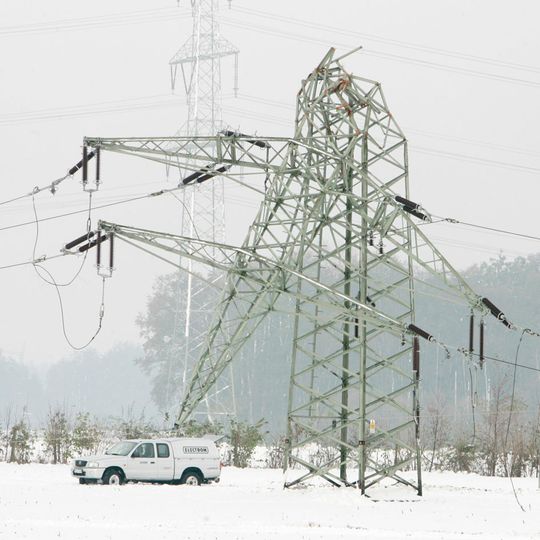 Eisbruch mit fatalen Folgen: Falls „Quasi-Inselnetze“ verbleiben, die nahezu vollständig vom Gesamtnetz getrennt sind, können mobile Speicher sehr schnell Lastspitzen ausregeln und energieintensive Notstromaggregate in vielen Fällen ersetzen. (Bild:  Jörg Sarbach)