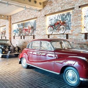 Die untere Etage des Hauptgebäudes gibt sich bewusst „luftig“, schließlich kann man diese auch für Events buchen und entsprechende Sitzgelegenheiten platzieren.(Bild:  Dominsky – VCG)