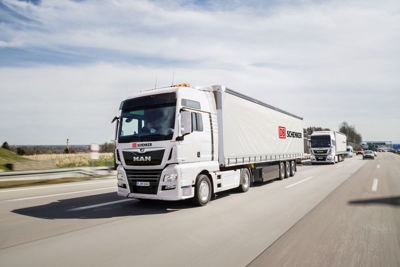 Der Gütertransport wird effizienter und sicherer, wenn der Fahrer durch Platooning in seinen Aufgaben unterstützt und entlastet wird. Die geringen Abstände erlauben es, Windschatteneffekte zu nutzen – Verbrauch und Emissionen können so sinken. (MAN Truck & Bus)