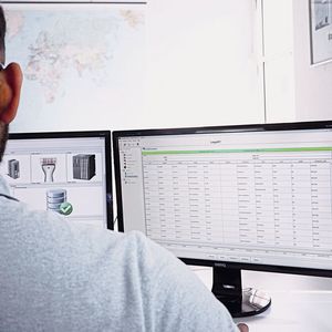 Als einer von nur wenigen Anbietern entwickelt Logopak sowohl die Etikettiersysteme als auch die Etikettiersoftware selbst. Daher ist die Software-Suite „LogoSoft“ perfekt auf die verschiedenen Kennzeichnungslösungen des Unternehmens abgestimmt.(Bild:  Logopak)