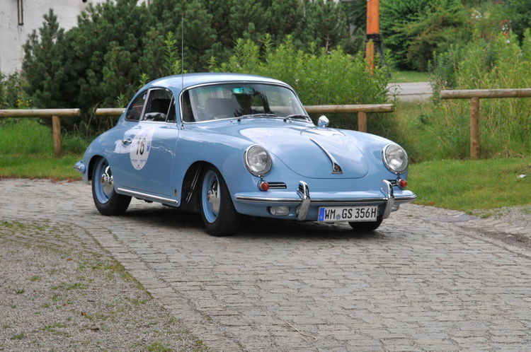 Nicht fehlen durften die Porsche-Fahrzeuge, hier ein 356 B aus dem Jahr 1967. (Zietz /»kfz-betrieb«)