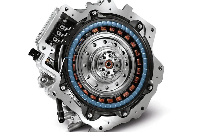 Der 32 kW/44 PS leistende Elektromotor im Ioniq sitzt zwischen dem 1,6-l-Vierzylinder und dem Sechsgang-Doppelkupplungsgetriebe. Sein maximales Drehmoment von 170 Nm liegt bei 1 U/min an und führt zu einem deutlichen Beschleunigungsgefühl beim Start. (Hyundai)