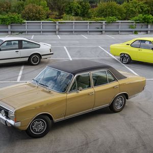 Der Commodore war ein vom Rekord C abgeleitetes Luxus-Coupe, das ab August 1966 den Rekord 6 ersetzte. Spitzenmodell war der ab Februar 1970 lieferbare „GS/E“, der über einen 2,5-Liter-Motor mit Benzineinspritzung verfügte, und 150 PS leistete.  Da die entsprechende Bosch D-Jetronic elektronisch arbeitete, erhielt dieser Commodore den Zusatz „E“. (Bild:  Opel / Stellantis)
