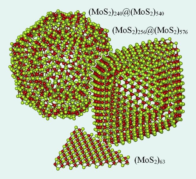 Abb. 3 Strukturen kleiner MoS2-Cluster: Plättchen, Nanooktaeder und Fullerene. (Archiv: Vogel Business Media)