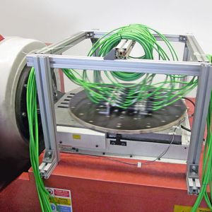 Bild 4: Wie diese Vibrationsprüfung zeigt, werden alle Komponenten des Produktprogramms M12 Optic für den Einsatz im rauen industriellen Anwendungsumfeld auf Herz und Nieren geprüft.