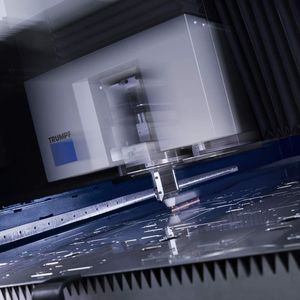 Ein-Schneidkopf-Strategie: Die TruLaser 3030 Neu ist so ausgelegt, dass sie das gesamte Blechdickenspektrum mit demselben Schneidkopf bearbeiten kann - ein Wechsel des Schneidkopfs entfällt somit.