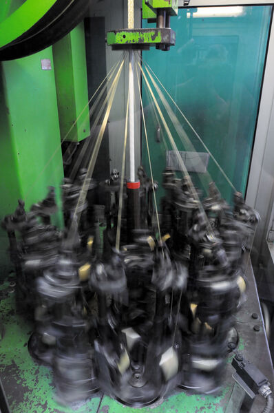 Bild 4: Kabelfertigung bei Lapp Muller, Aufbringen des Schirmgeflechts (Bild: Lapp)