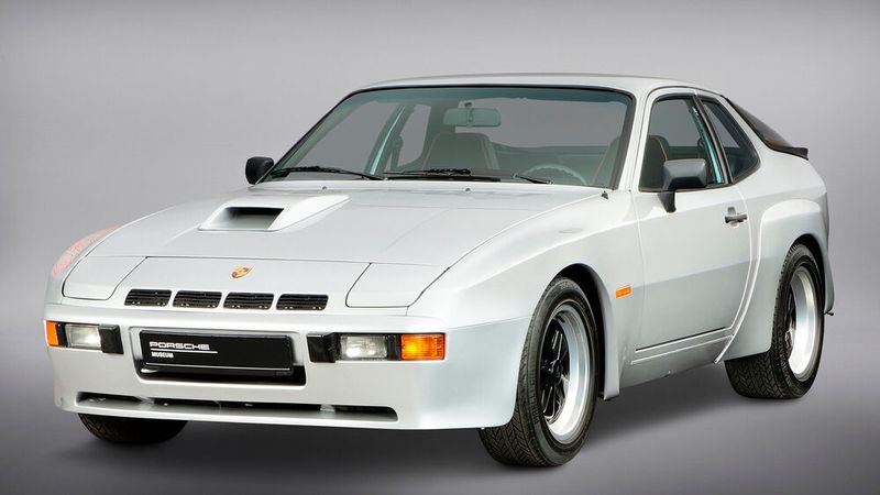 Die Basis des 924 GT bildete der 924 Turbo. Um die Motorleistung zu erhöhen, erhielt der Motor leichtere Schmiedekolben, gehärtete Nockenwellen und einen überarbeiteten Zylinderkopf mit einer von 7,5 : 1 auf 8,5 : 1 erhöhten Verdichtung. Der maximale Ladedruck des KKK-Turboladers wurde auf 0,75 bar angehoben und ein zusätzlicher Ladeluftkühler eingebaut. Die Motorsteuerung erfolgte über eine sogenannte Hartig-Zündung, die die Leistung weiter erhöhte. In dieser Version leistete der Motor 154 kW (210 PS) bei 6.000 min/-1. Die Höchstgeschwindigkeit lag bei 240 km/h und für die Beschleunigung von null auf 100 km/h benötigte das Fahrzeug 6,9 Sekunden.  (Bild: Porsche)