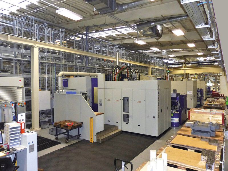 Bild 1: Die neue Fertigungslinie, bestehend aus drei Bearbeitungszentren mit je 531 Werkzeugplätzen und einem Fertigungssystem mit 156 Paletten. (Bild: Heller)