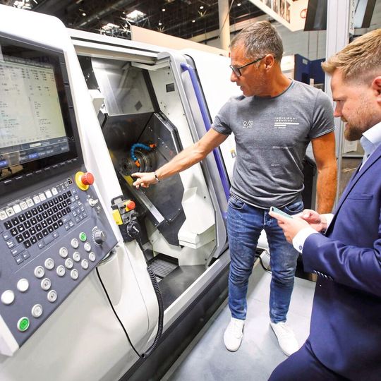 Der CNC-Kurzdrehautomat Miyano BNE-65MYY des japanischen Herstellers Citizen erlaubt durch handgeschabte Flachführungen die hochpräzise Komplettbearbeitung von Bauteilen mit einem Durchmesser von bis zu 65 mm. Der CNC-Kurzdrehautomat Miyano BNE-65MYY des japanischen Herstellers Citizen erlaubt durch handgeschabte Flachführungen die hochpräzise Komplettbearbeitung von Bauteilen mit einem Durchmesser von bis zu 65 mm.