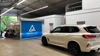 Fahrzeug steht vor dem adomea Scanner zwecks Fahrzeugprüfung (TÜV Rheinland Kraftfahrt GmbH      )
