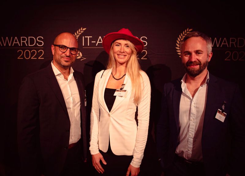Gregor von Jagow (links) und Alois Lang flankieren Miriam Bressan (alle Red Hat). (Bild: krassevideos.de / VIT)
