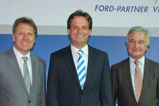 Von links: Johann Gesthuysen, Geschäftsführer der Ford-Partnerverbands, Wolfgang Booms, Geschäftsführer Marketing und Vertrieb der Kölner Ford-Werke und Volker Reichstein, Präsident des Ford-Partnerverbands. (Archiv: Vogel Business Media)