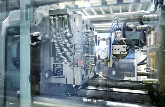 Auf eigenen Füßen! KTS Kunststofftechnik Schmölln beherrscht die komplette Wertschöpfungskette zur Herstellung und Veredelung von Kunststoffteilen. Die Adcapital-Gruppe hat KTS in den letzten Jahren gestärkt. Jetzt folgt ein wichtiger Schritt ...(Bild:  KTS)