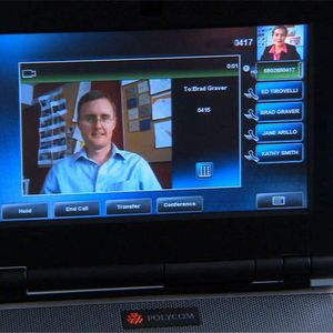 Das VVX 1500 C besitzt einen Farb-Touchscreen für Audio, Video und Anwendungen.