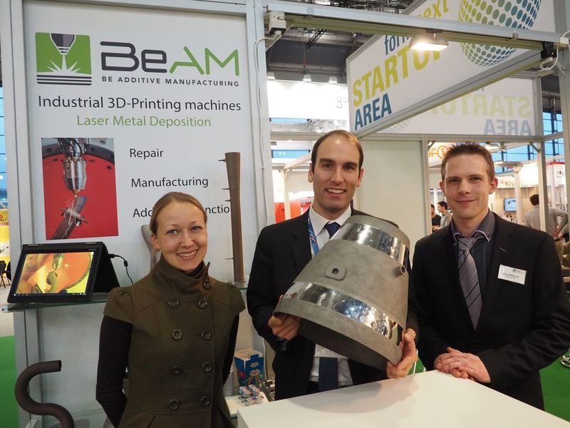 Anastassia Tcherevan, Frédéric Le Moullec und Julien Mérouge, das „Beam-Team“ am Messestand auf der Formnext. (Bild: Beam)