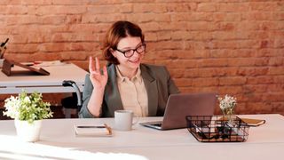 Wer den Großteil seiner Arbeitszeit im Homeoffice verbringt, kann jetzt einen höheren Pauschalbetrag steuerlich geltend machen. (Bild: Foto von Marcus Aurelius: https://www.pexels.com/de-de/foto/frau-laptop-macbook-pro-buro-4064235/)