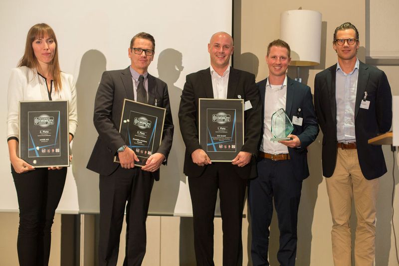 Die Sieger der Kategorie Business Process Mobilisation (v.l.): SaleSphere, mVISE AG (Carolin Herbert), Flexmobility platform, 3mobility solutions GmbH (Mirco Inger) und KHS Linienoptimierung – erfolgreiche Digitalisierung im Maschinenbau, KHS GmbH (Jan Pielhau & Niclas Schmidt) mit Laudator Dr. Carlo Velten von Crisp Research. (www.offenblen.de)