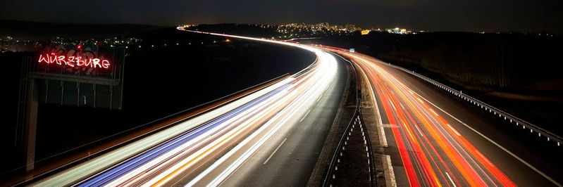 Das Automotive Edge Computing Consortium konzentriert sich unter anderem auf eine optimierte Netzgestaltung mit erhöhten Netzkapazitäten durch Edge-Computing, um große Datenmengen effizient zwischen Fahrzeugen und der Cloud übertragen zu können. (Bild:   / CC0)