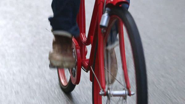 Dank moderner Software konnte das Notbremssystem so erweitert werden, dass es nun auch Radfahrer automatisch erkennt und bei Bedarf bremst (Bild: Volvo)
