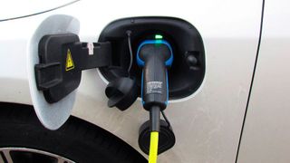 Bisher muss bei Plug-in-Hybriden entweder ein CO2-Kriterium erfüllt sein oder eine Mindestreichweite gegeben sein.  (Bild: gemeinfrei/Pixabay)
