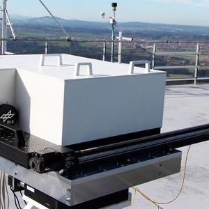 Das Bild zeigt das Satellitenterminal. Das empfangene Signal vom Satelliten, das auf der zwei Zentimeter großen Empfangsapertur auftrifft, muss am Empfänger in eine Glasfaser mit einigen Mikrometer Durchmesser eingekoppelt werden.