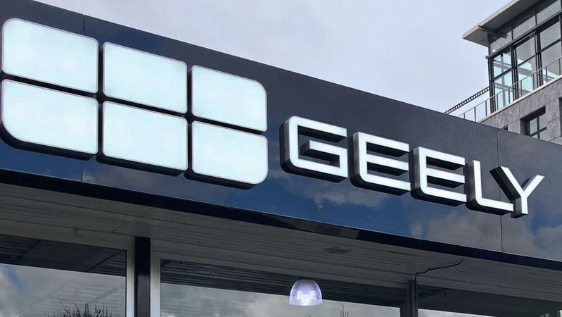 Der Hauptbetrieb der Kohl-Gruppe in Aachen war das erste deutsche Autohaus mit Geely-Außen-CI an der Fassade.(Bild:  Rehberg/VCG)