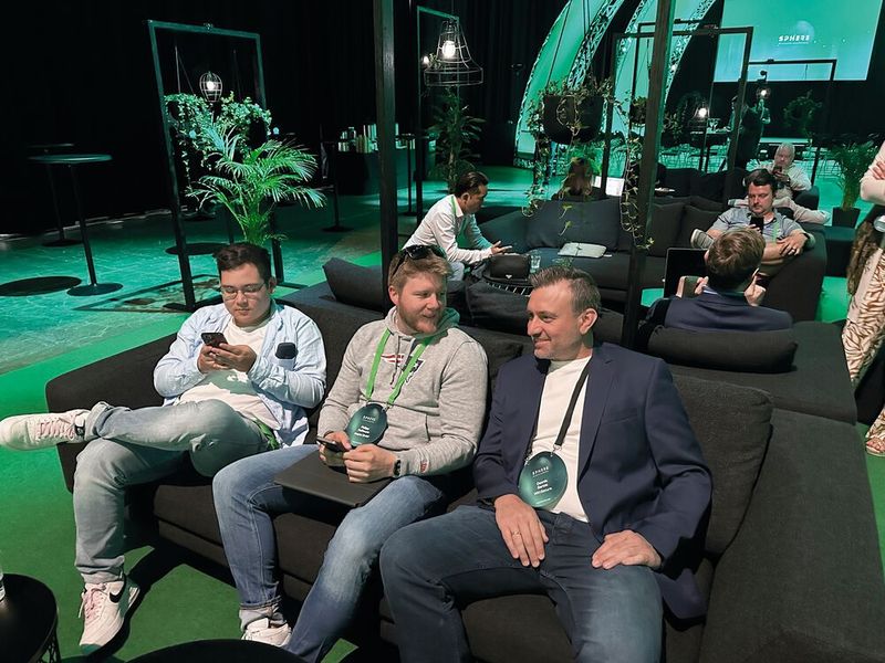 Martin Sappel und Philipp Hoffmann (deeploi) fragen Dennis Garcia (WithSecure), ob sie auch mal mit dem Schiff mitfahren dürfen.  (Bild: Vogel IT-Medien )