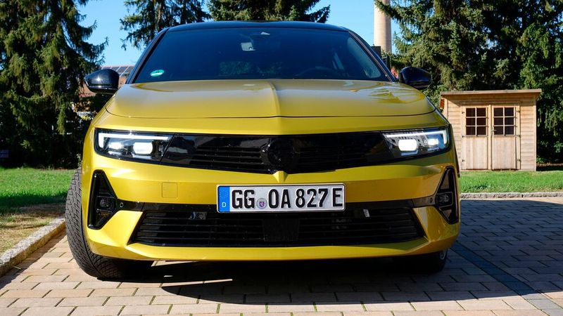 Zum Ausstattungspaket Ultimate gehört das Intellilux-LED-Licht mit adaptiver LED-Matrix und vielen Lichtfunktionen. (Bild: Rosenow – »kfz-betrieb«)