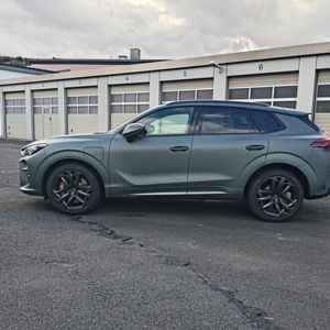 Die America's-Cup-Sonderauflage des Cupra Terramar hat eine exklusive Lackierung erhalten (Enceladus Grey Matt). (Bild: Sven Prawitz/Vogel Communications Group)