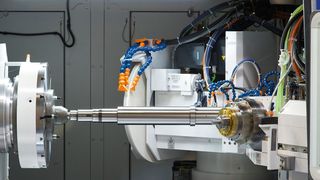 Sowohl die Bearbeitung von Wellenteilen als auch von Hülsen und Gehäusen ist auf der Wotan S6U hochpräzise und wirtschaftlich zugleich in kleinen Serien möglich. (Wema Glauchau)