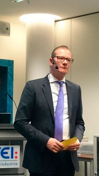 Prof. Thomas Klindt, Noerr LLP, stellte zum Abschluss der Veranstaltung die rechtlichen Bezüge der M2M-Interaktion vor. (Sariana Kunze/elektrotechnik)